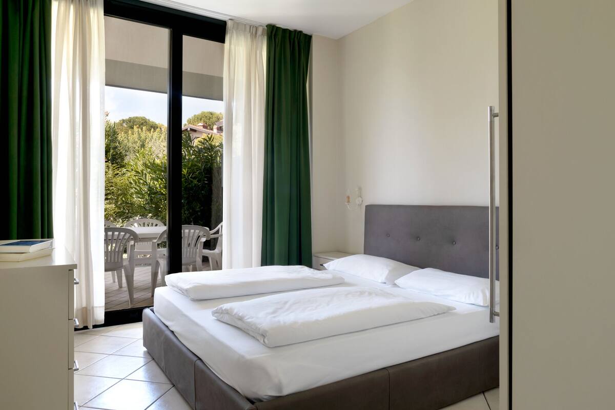 Ein Hotelzimmer mit einem Bett, einem kleinen Tisch und einem Stuhl.