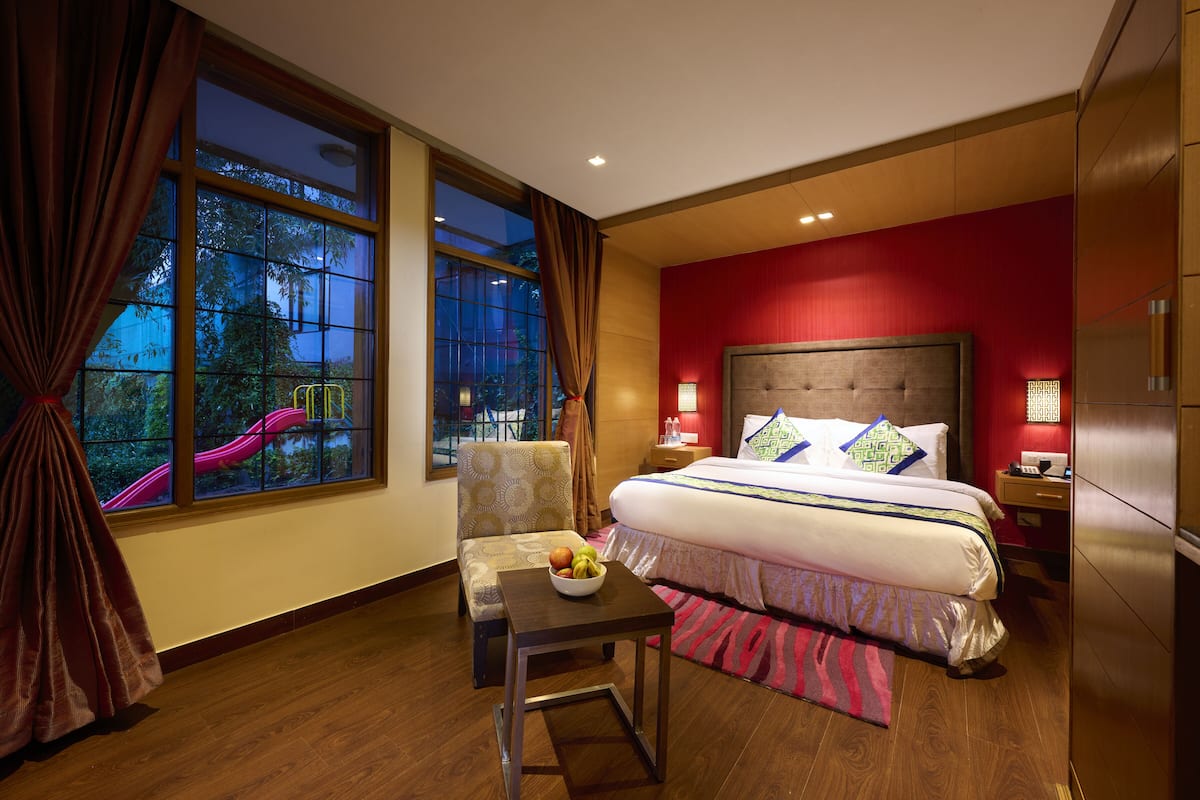 crane (three bedroom cottage) | 1 bedroom, minibar, in-room safe, desk