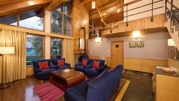 Mökki | Minibaari, tallelokero huoneessa, työpöytä, pimennysverhot