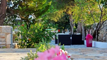 Se sirven desayunos, comidas, cenas y cocina griega