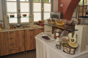 Free daily buffet breakfast - Scala Apartments (Naxos)