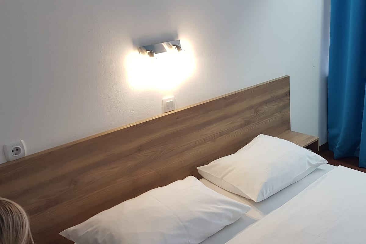 Habitación panorámica con 1 cama doble o 2 individuales, balcón, vistas a la montaña | Escritorio, camas supletorias, wifi gratis
