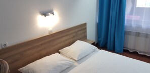 Chambre Panoramique Double ou avec lits jumeaux, balcon, vue montagne | Bureau, lits pliants/supplémentaires, Wi-Fi gratuit