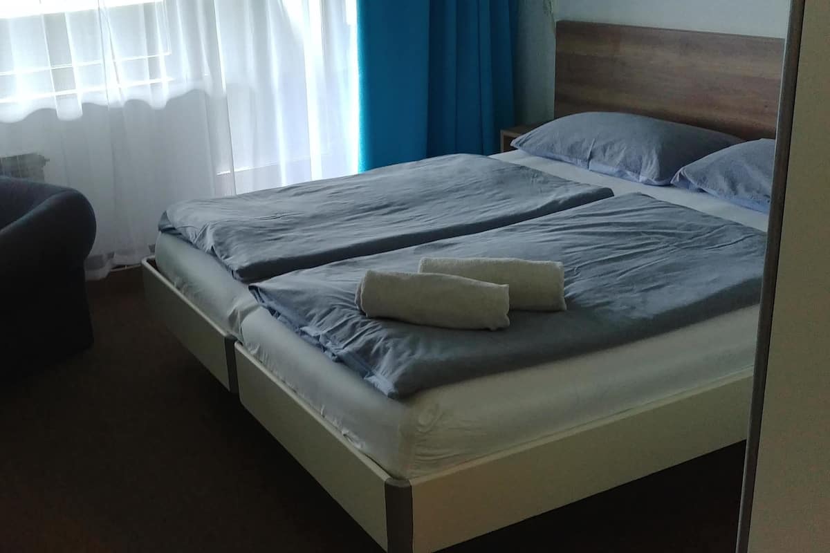 Habitación triple clásica, balcón, vistas a la montaña | Escritorio, camas supletorias, wifi gratis