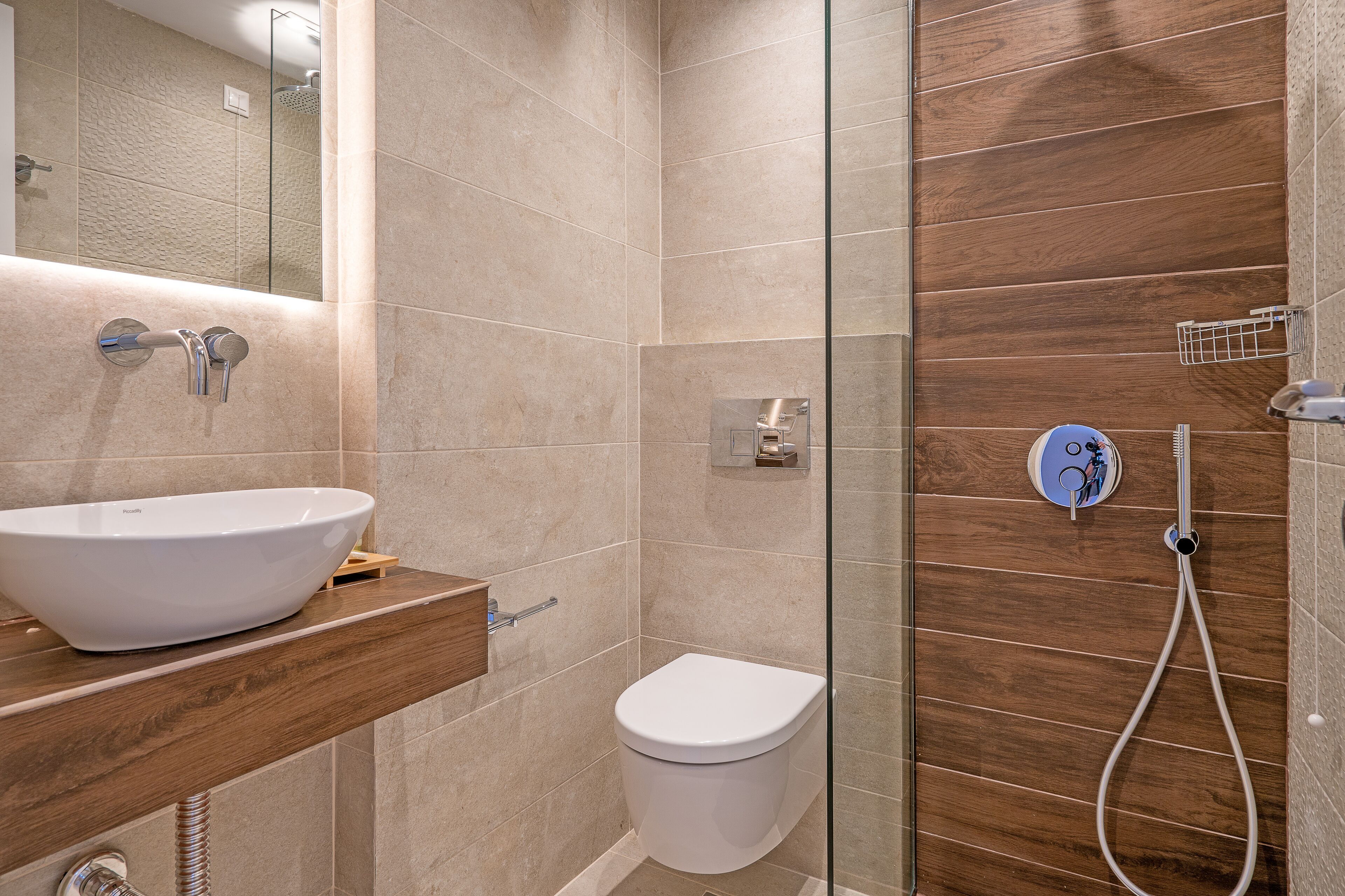 Habitación triple | Baño | Regadera, secadora de cabello, batas, pantuflas 