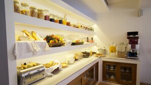 Un bufé de desayuno con diversas opciones de comida y una máquina de café.
