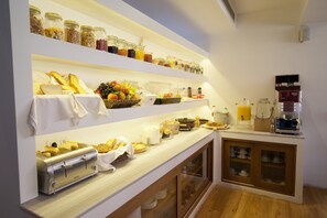 Café da manhã com buffet grátis todos os dias