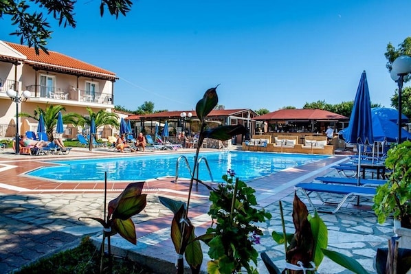 Outdoor pool - Sotiris Apartments (Kefalonia)