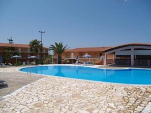 Outdoor pool - Sotiris Apartments (Kefalonia)