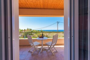 Outdoor dining - Sotiris Apartments (Kefalonia)
