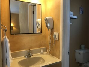 Standard Room, 1 King Bed | Bathroom | Bathrobes, towels - Chardonnay Lodge (Napa)