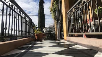 Vista frontal de la propiedad