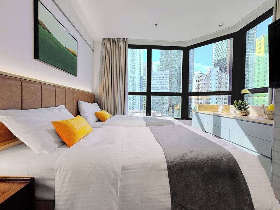 Premier Twin Room | Premium bedding, in-room safe, desk, laptop workspace