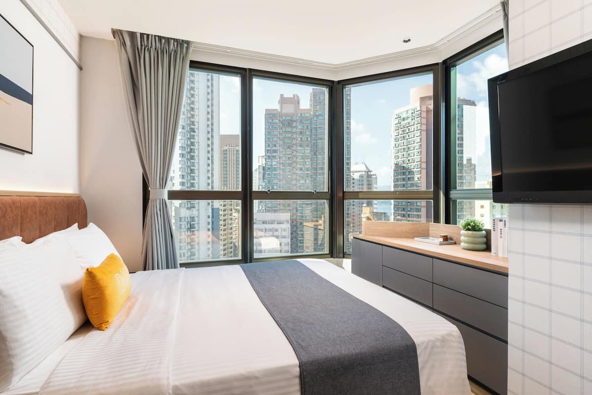 Premium bedding, in-room safe, desk, laptop workspace