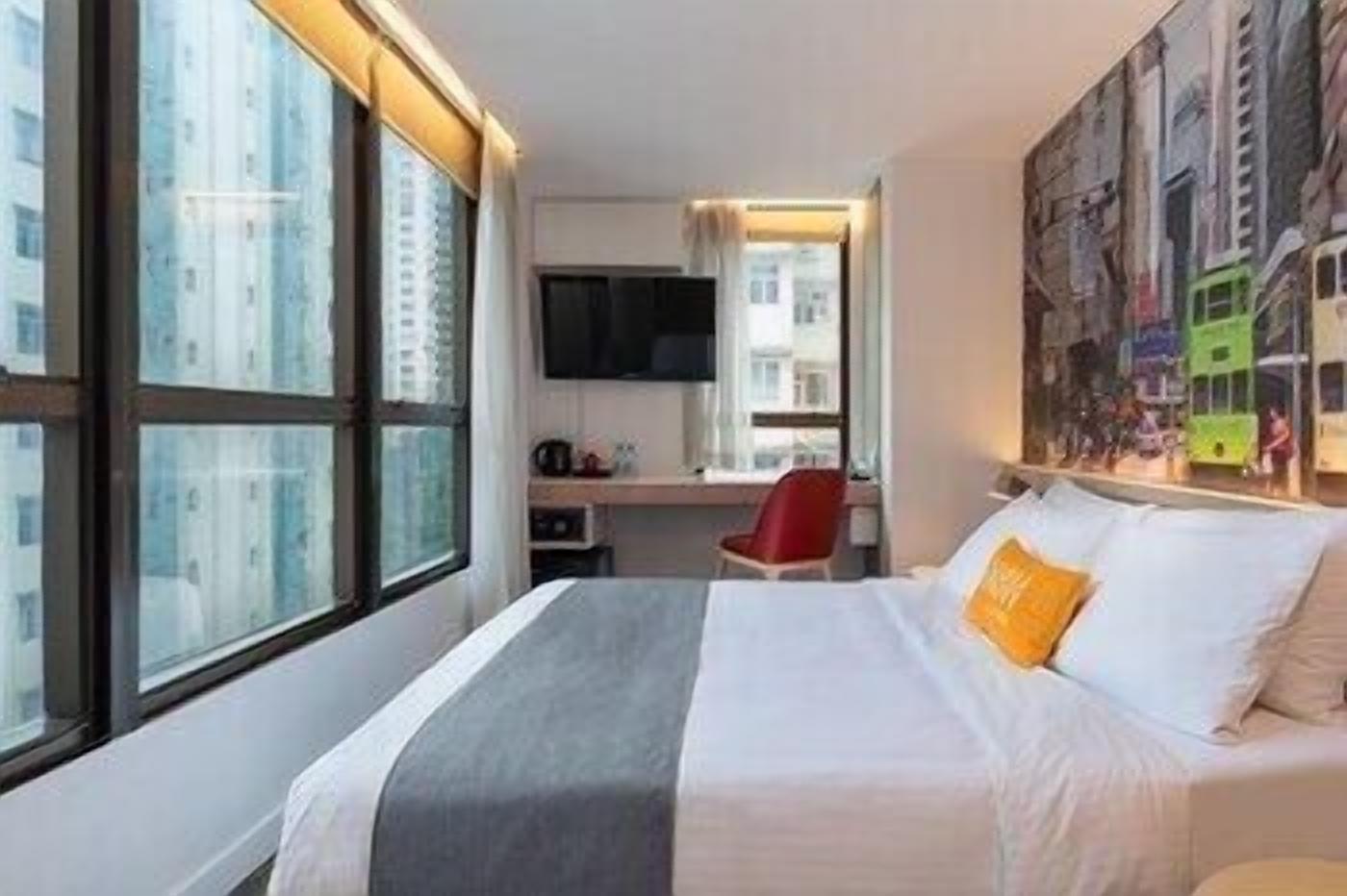 Ropa de cama de alta calidad y caja de seguridad en la habitación 