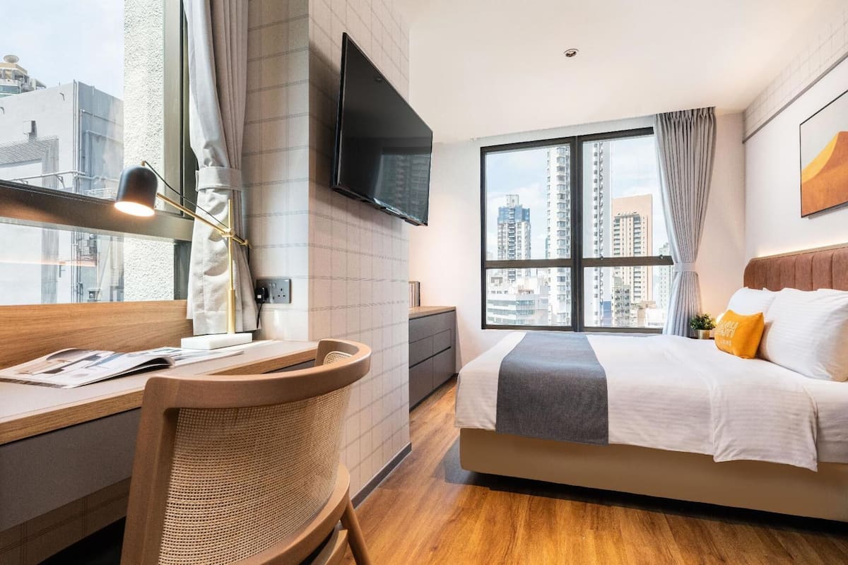 Premium bedding, in-room safe, desk, laptop workspace