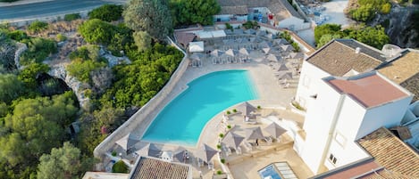 Piscine extérieure (ouverte en saison)