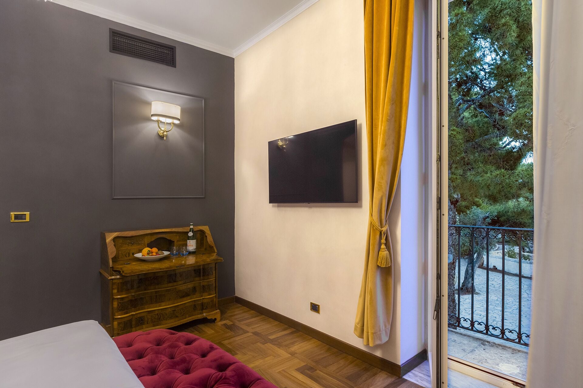 suite | minibar, in-room safe, blackout curtains, soundproofing