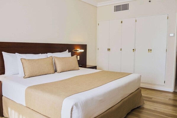 Frigobar, cofres nos quartos, escrivaninha, cortinas blackout