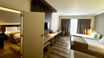 Suite, varias camas | Minibar, caja de seguridad en la habitación y escritorio