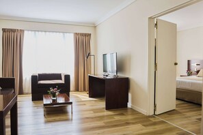 Minibar, safe på rommet, skrivebord og blendingsgardiner