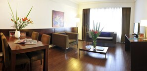 En 21-tommers LCD-TV med kabel-kanaler samt TV