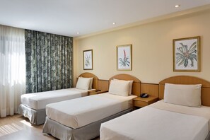 Minibar, in-room safe, desk, blackout drapes - Windsor Martinique Copacabana (Rio de Janeiro)