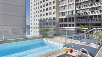 Kolam renang outdoor, dengan payung kolam renang