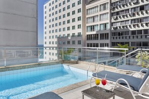Piscine extérieure, parasols de plage