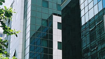 A modern building with a glass facade and the name "Windsor Martinique" on the entrance.