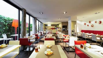 Desayuno buffet los días de semana (EUR 22 por persona)