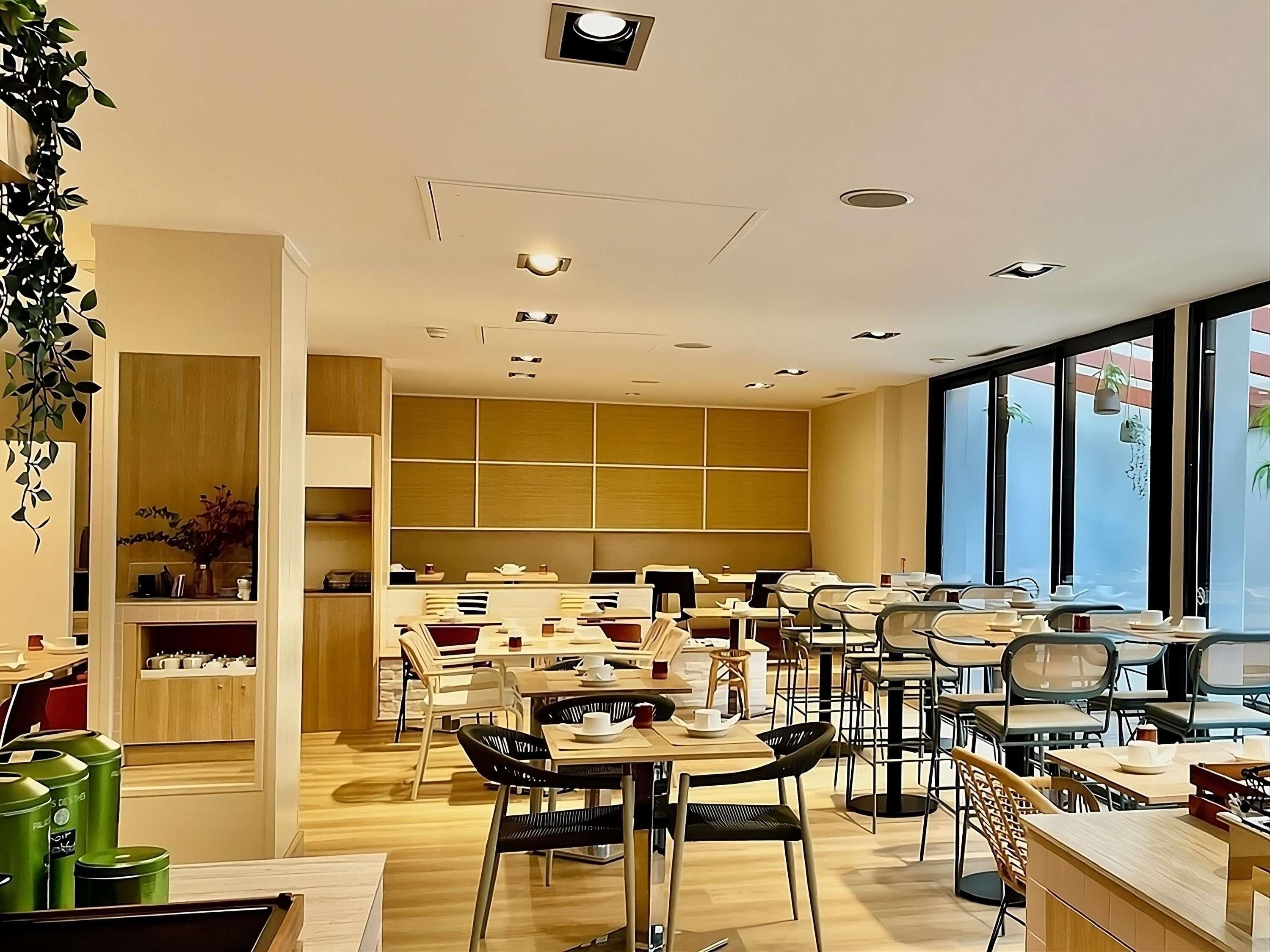 Café da manhã com buffet mediante uma taxa nos fins de semana