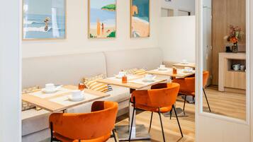 Ontbijtbuffet op werkdagen (EUR 22 per persoon)