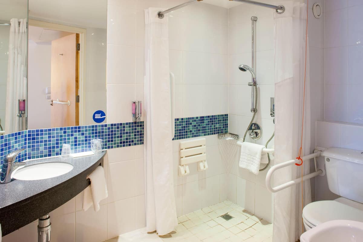 Badkamer | Een douche, een haardroger, handdoeken, zeep