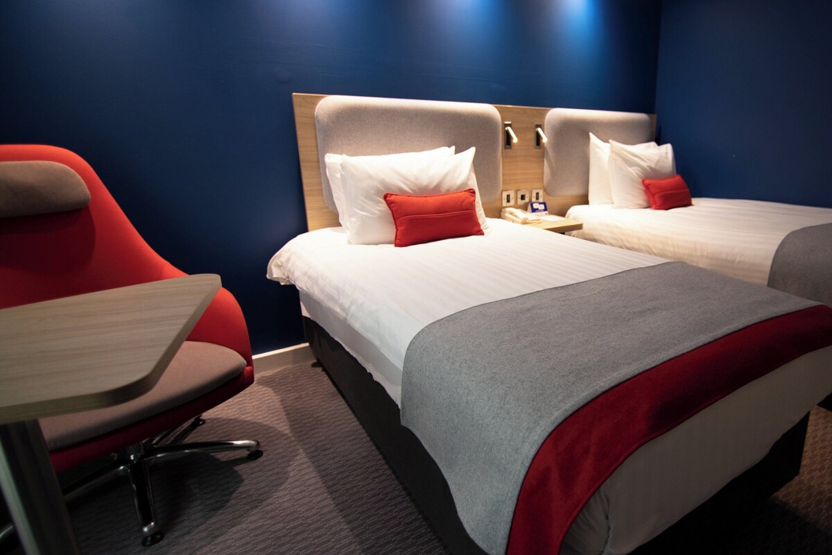 Standard Room, 2 Single Beds (Free Hot Breakfast) | Blackout curtains, soundproofing, iron/ironing board