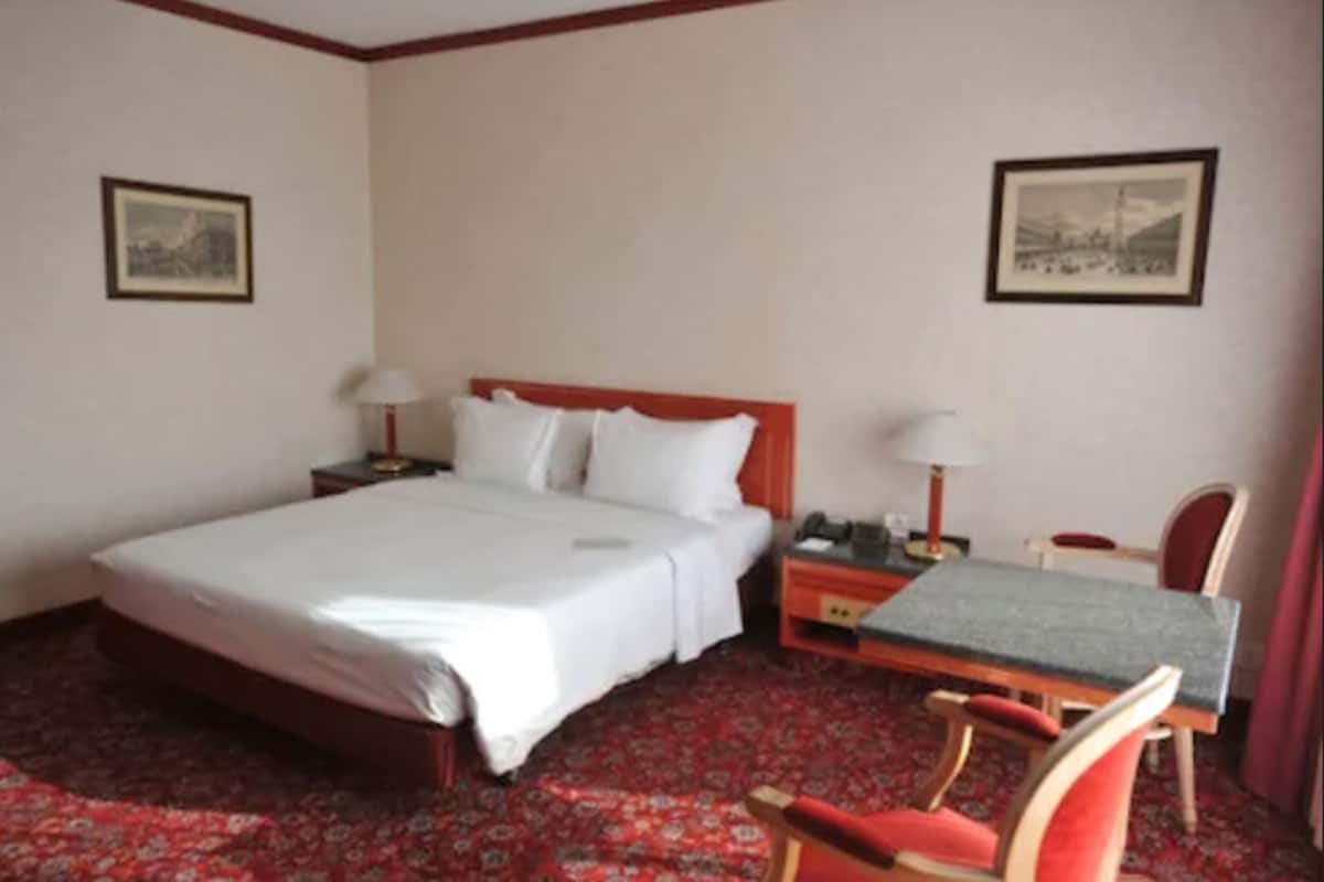 Een minibar, een kluis op de kamer, een bureau, verduisterende gordijnen