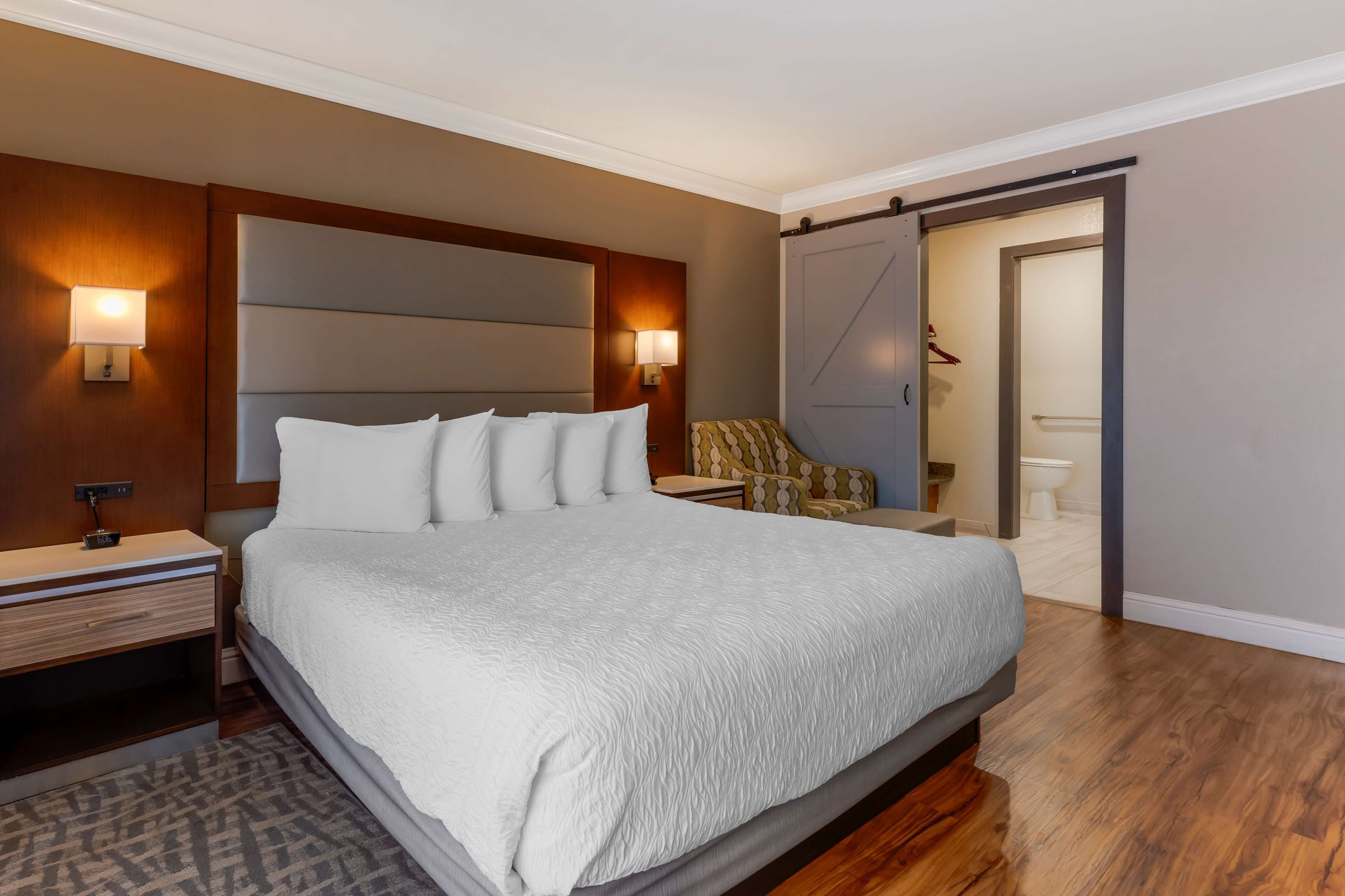 Hypo-allergenic bedding, in-room safe, laptop workspace