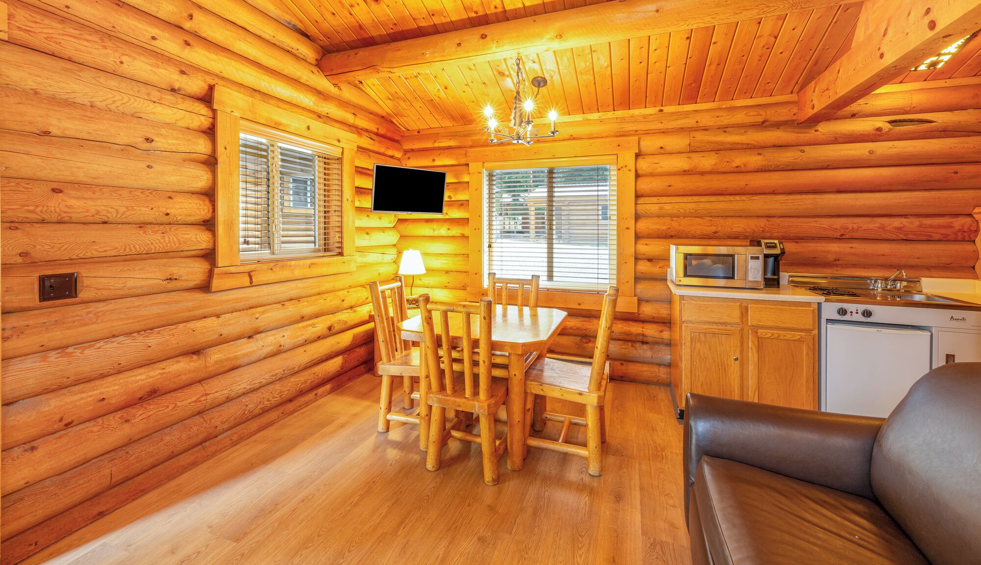Standard Cabin (Pets allowed for Fee) | Desk, iron/ironing board, bed sheets