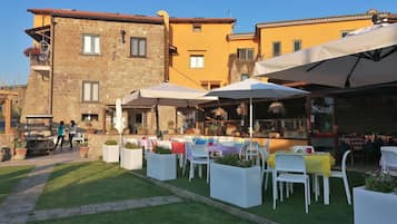 Aperto a colazione e cena, cucina mediterranea, con tavoli all'aperto