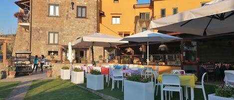 Petit déjeuner et dîner servis sur place, restauration en plein air