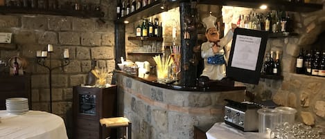 Déjeuner et souper servis sur place, restaurant en plein air
