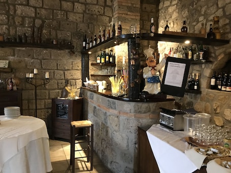 Se sirven desayunos y cenas, restaurante con mesas al aire libre