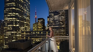 Un balcon offrant une vue sur le paysage urbain, avec une tour imposante en arrière-plan.