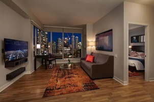 Ropa de cama de alta calidad y caja de seguridad en la habitación