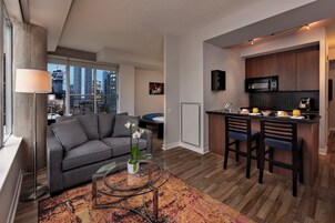Een modern appartement met een woonkamer, keuken en eethoek.