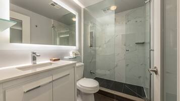 淋浴設備、雨淋花灑、名牌梳洗用品、風筒