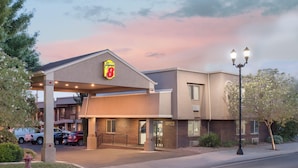 Hotellissa on suuri, helposti havaittava «Super 8» -kyltti, katettu sisäänkäynti ja «Kahvila»-kyltti.