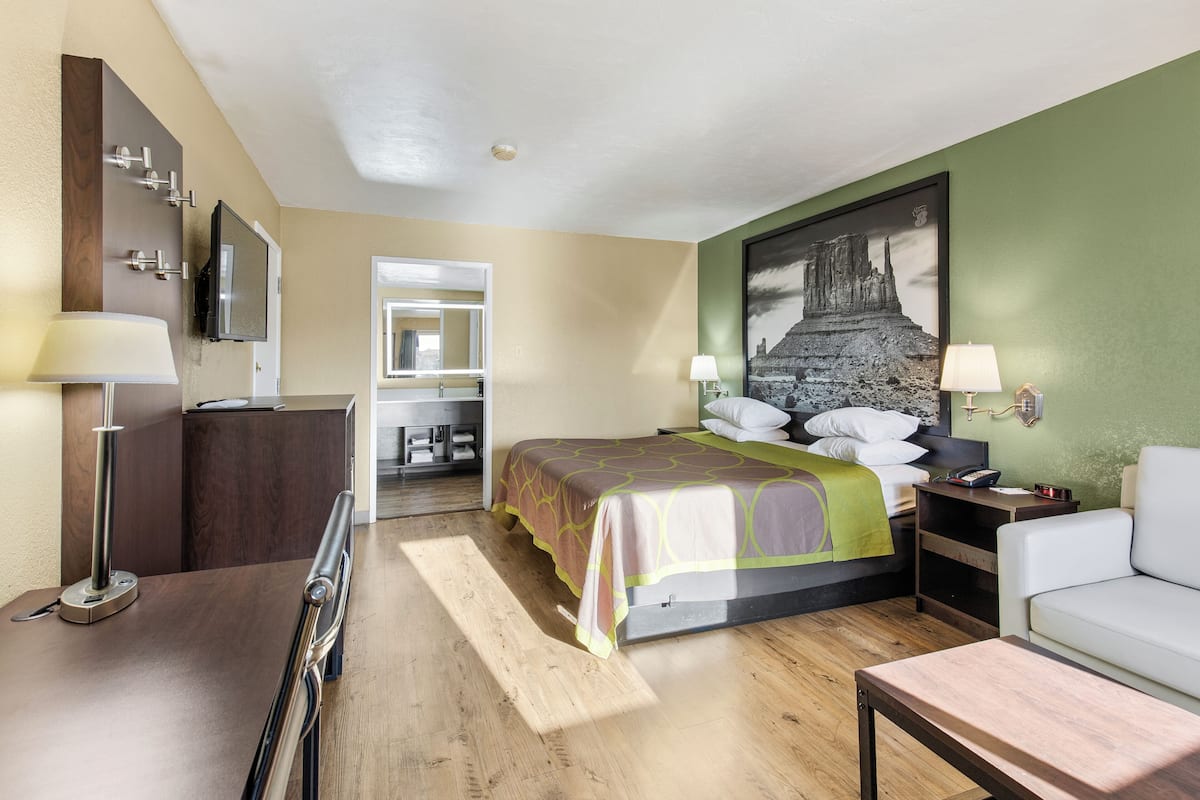 Chambre Standard, 1 trĂšs grand lit | Fer et planche Ă repasser, Wi-Fi gratuit, draps fournis