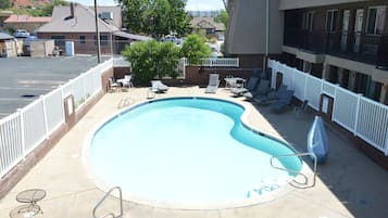 Una piscina al aire libre de temporada