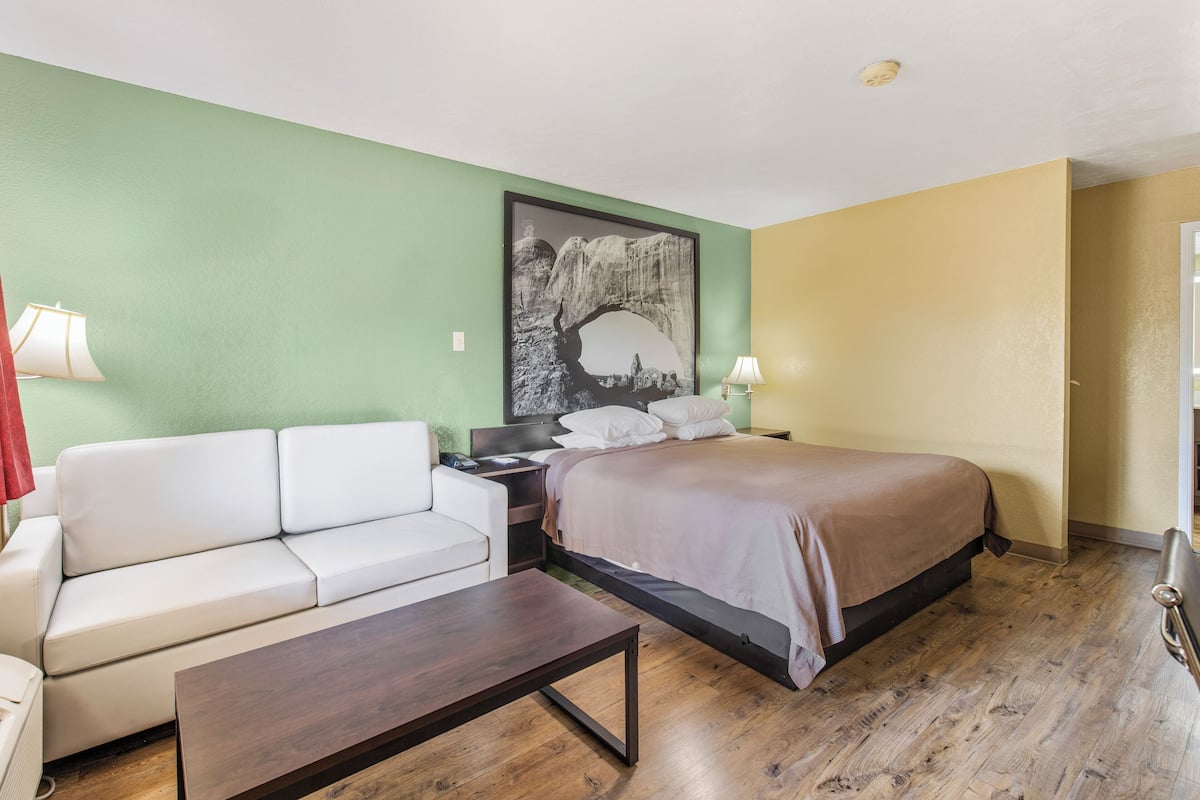 Camera, 1 letto king, accessibile ai disabili, non fumatori (Mobility) | Ferro/asse da stiro, Wi-Fi gratuito, lenzuola